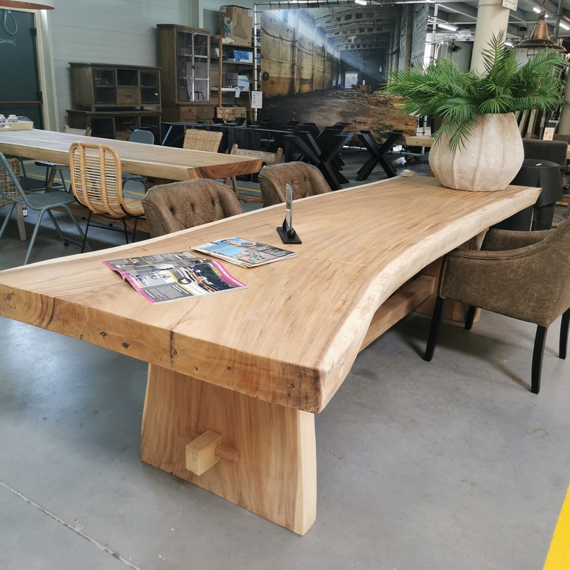 Boomstamtafel met houten onderstel